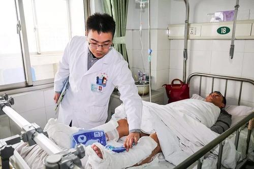 民警二楼跳下抓嫌犯脚踝骨折 妻子说终于可以