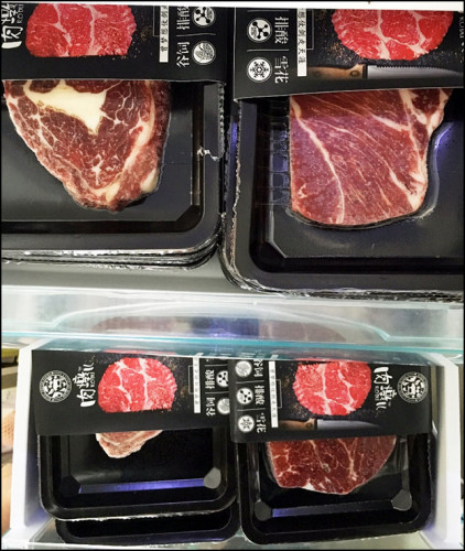 杨大妈家新买的冰箱里塞满“双11”买的牛肉