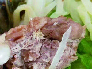 部分外卖的食品安全问题堪忧。9月9日北京体验员在体验“美团外卖”时,遇到肉食生蛆的情况。中消协供图