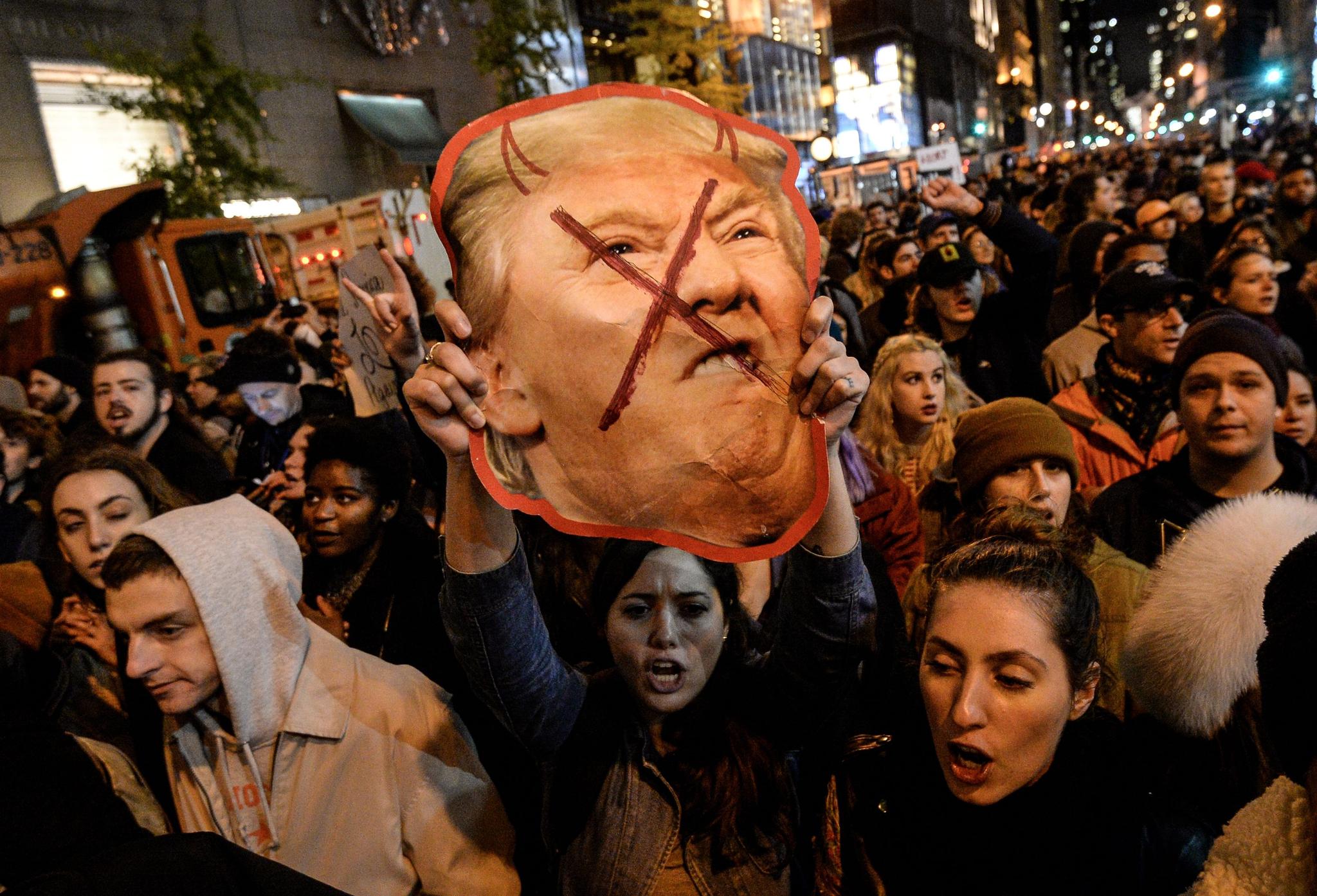 11月9日，美国部分民众在纽约抗议特朗普在总统选举中获胜。（新华社/卫星社）
