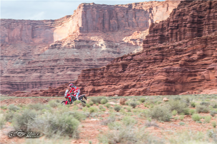 行者无疆 本田发布2016非洲双缸