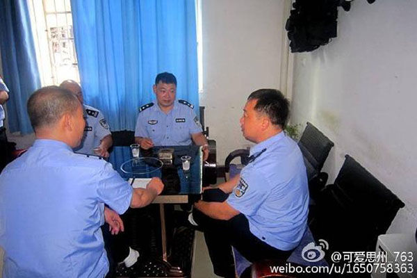 右二为工作时的张攀。