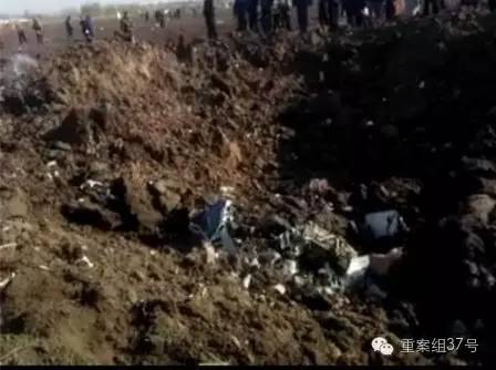 11月12日 上午9时许,飞机坠落后,在田间砸出一个大坑。目击者供图