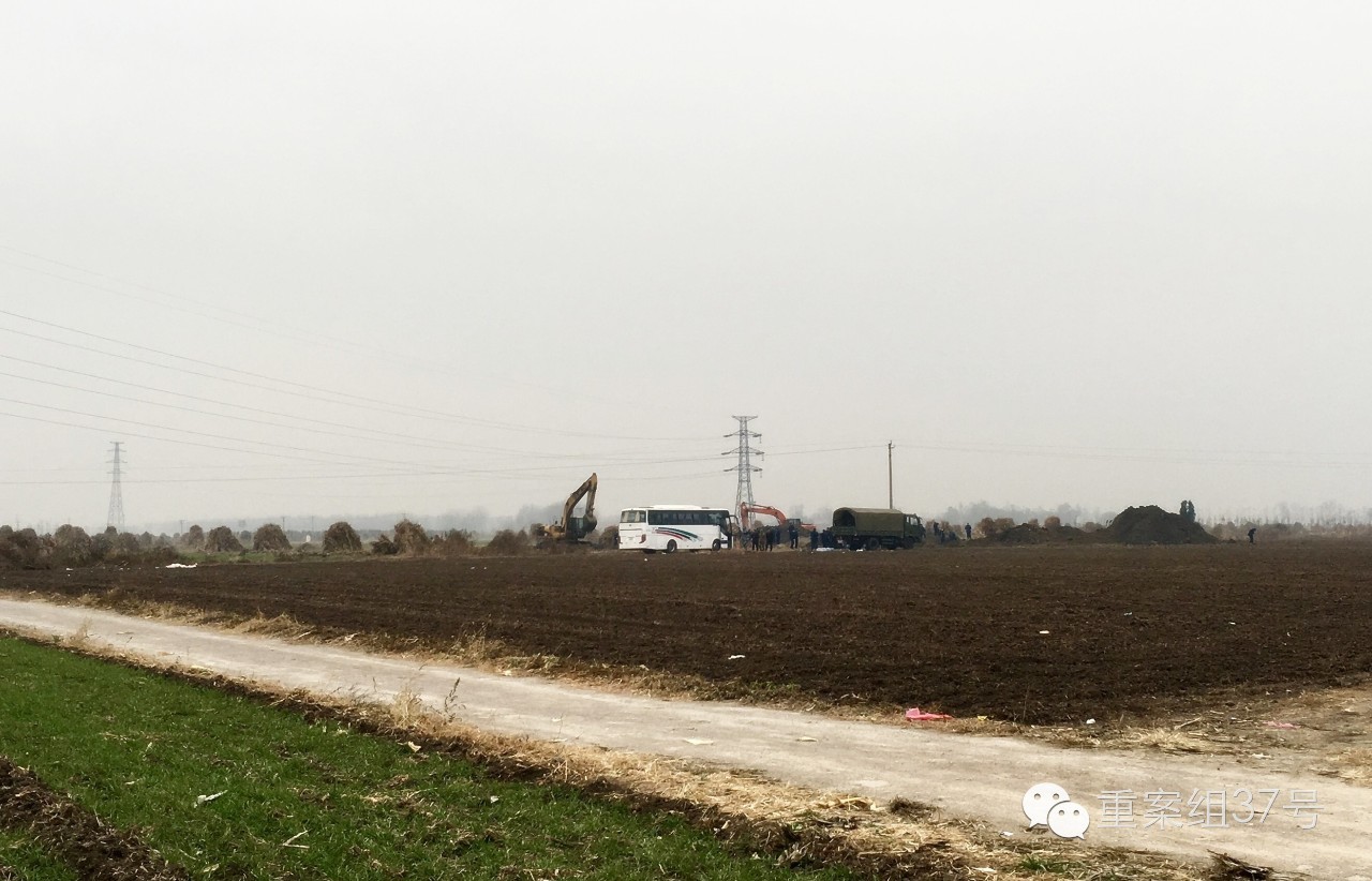 11月13日中午，坠机现场仍在封锁中，两台挖掘机正在坑边作业。新京报记者 李明