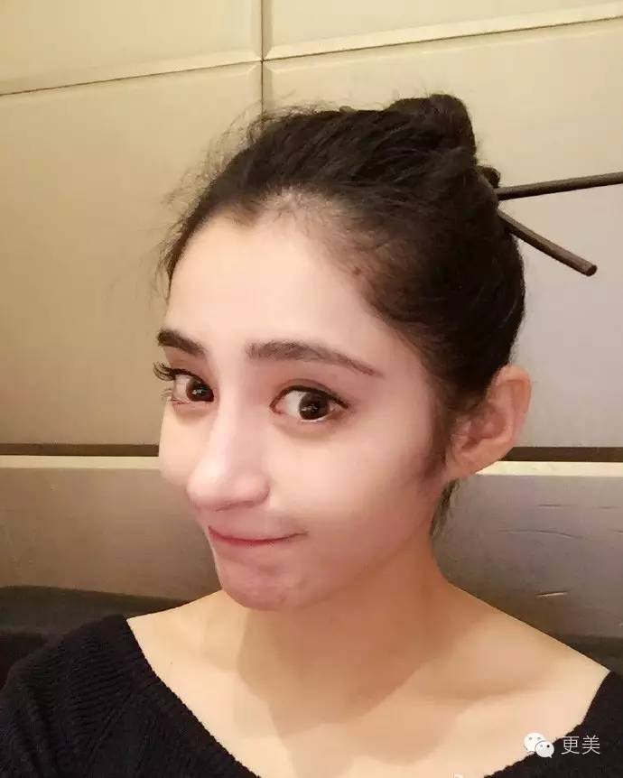 李心艾拥有四分之一的俄罗斯血统,天然的深邃轮廓,使她的颜值有了较