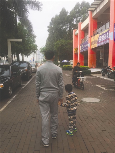婚姻失败，“天降”债务，李长天只能和幼子相依为命