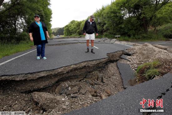 地震导致新西兰南岛的一条公路严重开裂。