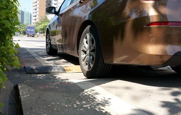 过减速带时,直接开过去才最不伤车!