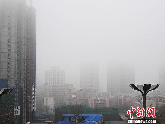 乌鲁木齐发布大雾黄色预警 城区楼宇陷入大雾中(图)