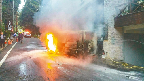 南投县鹿谷乡11月16日清晨发生采茶车火烧车事故。图片来源：台湾《联合晚报》