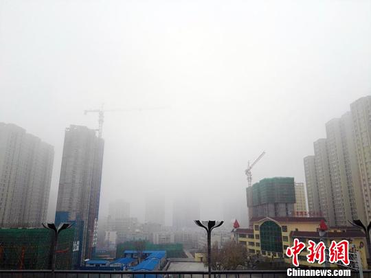 乌鲁木齐发布大雾黄色预警 城区楼宇陷入大雾中(图)