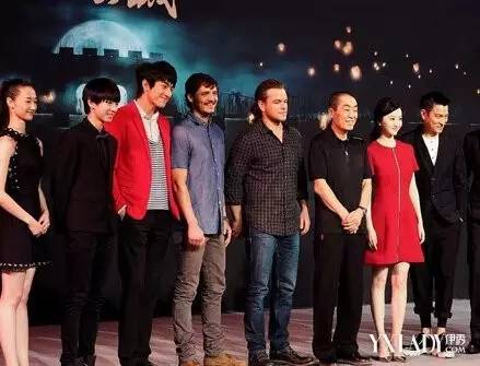 萌萌哒!景甜穿浴袍素颜直播提升好感