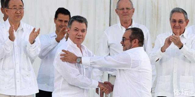 哥伦比亚现任总统桑托斯与“哥武”领导人签署和平协议