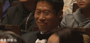 两位大叔还是送上了迷之微笑,果真女团还得是大叔饭.