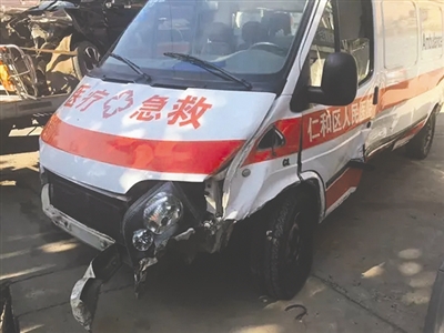 昨日,京昆高速,二次事故中一辆救护车受损