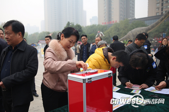 市民在活动现场进行投票。