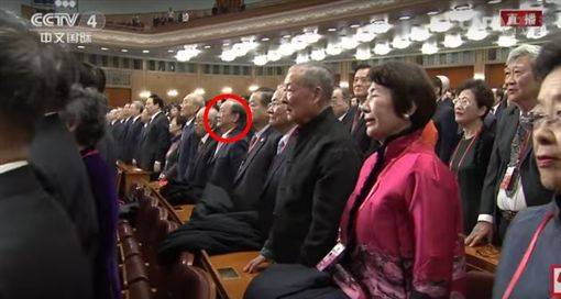 近距离拍到与会的新党主席郁慕明等人唱国歌时起立