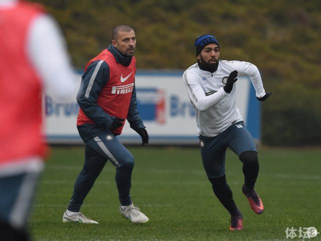 “岩石”萨穆埃尔回归国际米兰，阿根廷人作为教练组成员参与球队训练。