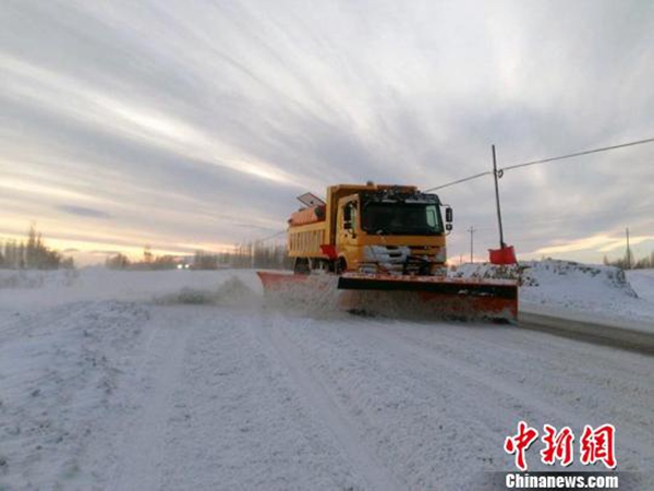 阿勒泰分局清理G216线K27处道路积雪。(图片来源：中新网)