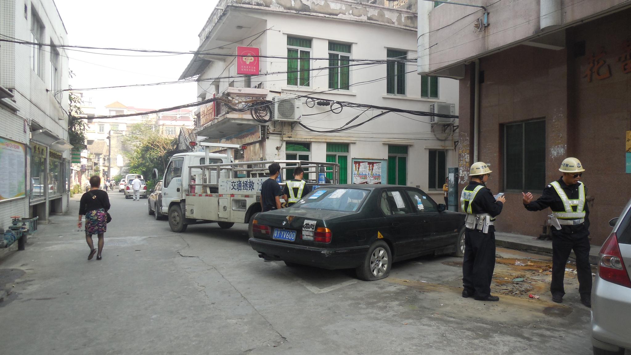 佛山现僵尸车占用公共资源多年|僵尸|中心|交