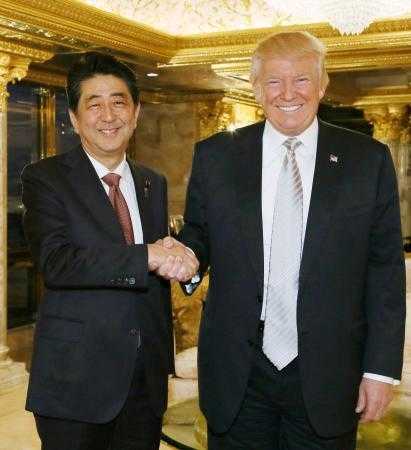 11月17日，日本首相安倍晋三（左）在纽约特朗普大厦与美国候任总统特朗普会谈。