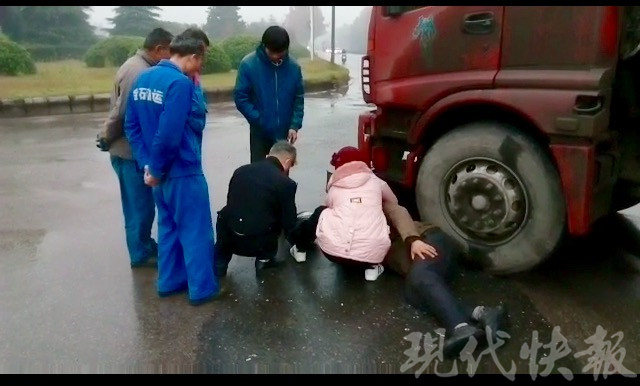 清晨栖霞大道发生车祸 油罐车撞倒电动车一人受伤