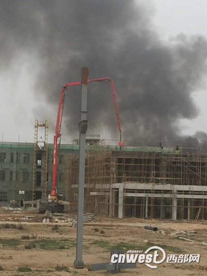 　　咸阳礼泉县一企业突发爆炸，现场浓烟滚滚。