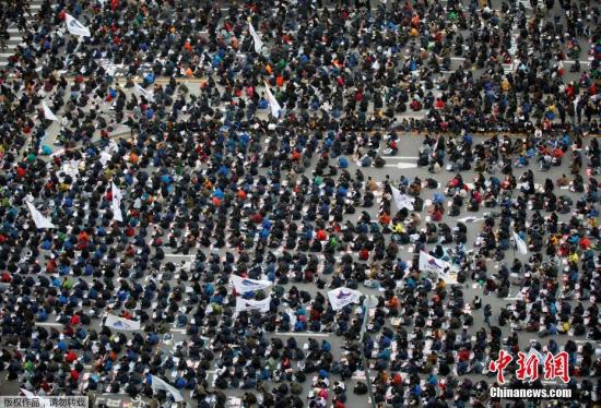 韩国民众19日举行第四轮大示威，示威民众从当天下午2点起，分别从东大门历史文化公园、弘益大学地铁站、 三角地站和惠化洞大学路出发，最后步行到光化门广场举行集体蜡烛示威。