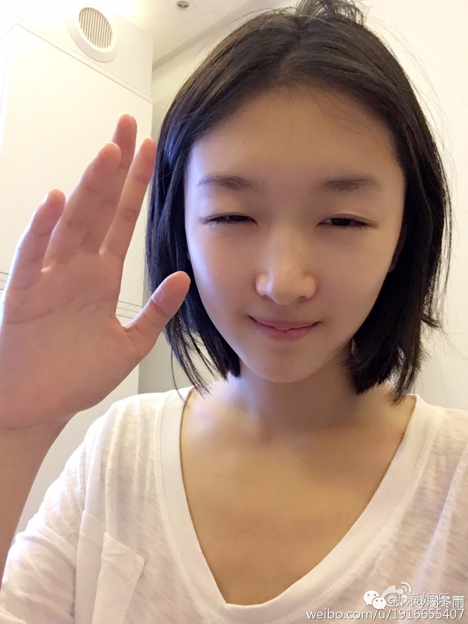 周冬雨嘟嘴抓头发!刘亦菲五官挤在一起!越是颜