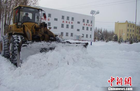 铲车开始清理积雪。 王德明 摄