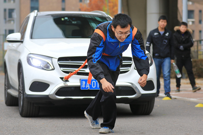 南开大学举办"拉汽车"大赛