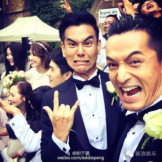 周冬雨嘟嘴抓头发!刘亦菲五官挤在一起!越是颜