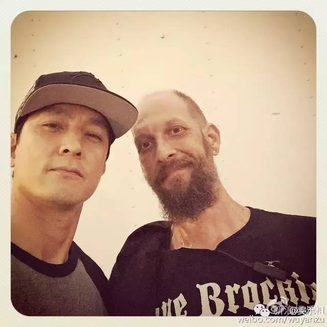 周冬雨嘟嘴抓头发!刘亦菲五官挤在一起!越是颜