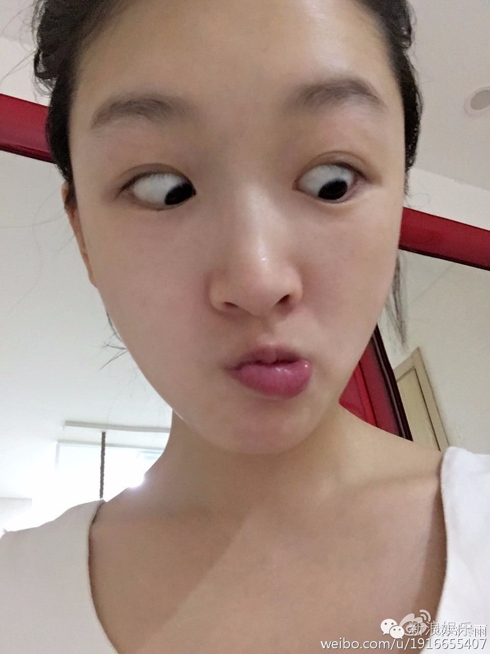 周冬雨嘟嘴抓头发!刘亦菲五官挤在一起!越是颜