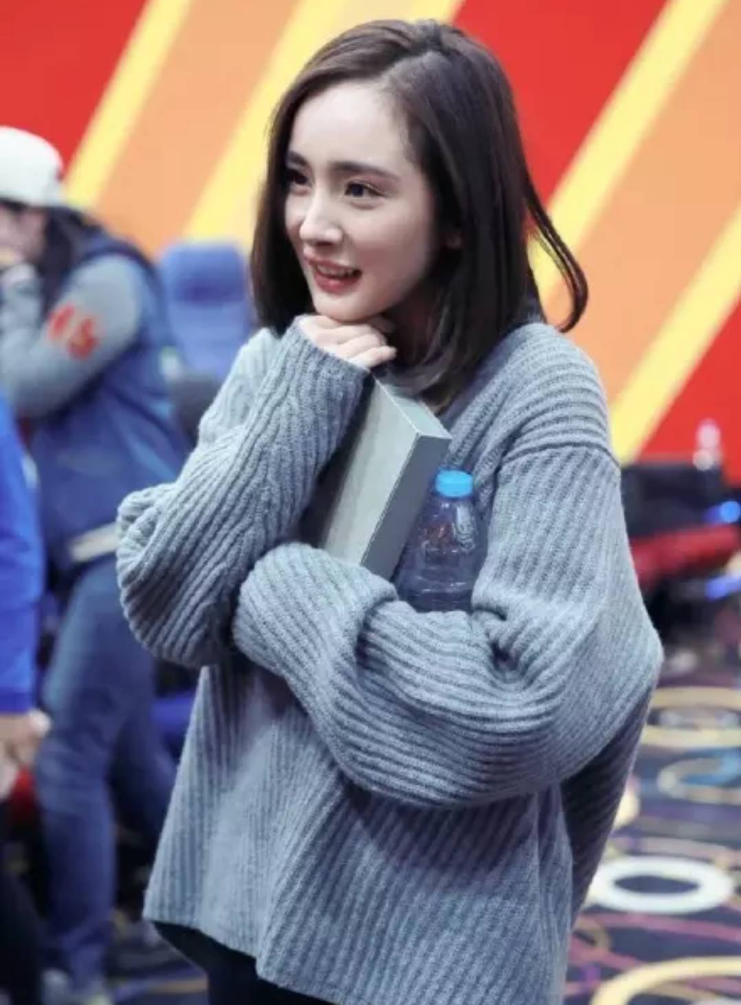 上衣大大大 裤子紧紧紧 杨幂用这招秀身材|杨幂