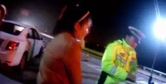 女司机一言不合就脱衣服!男乘客竟陪一起脱