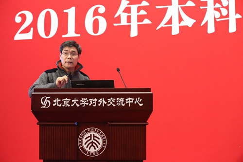 在报告会暨颁奖典礼的尾声,张进江进行了会议总结.