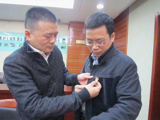 江苏常州市审计局组织开展亮身份 戴党徽活动