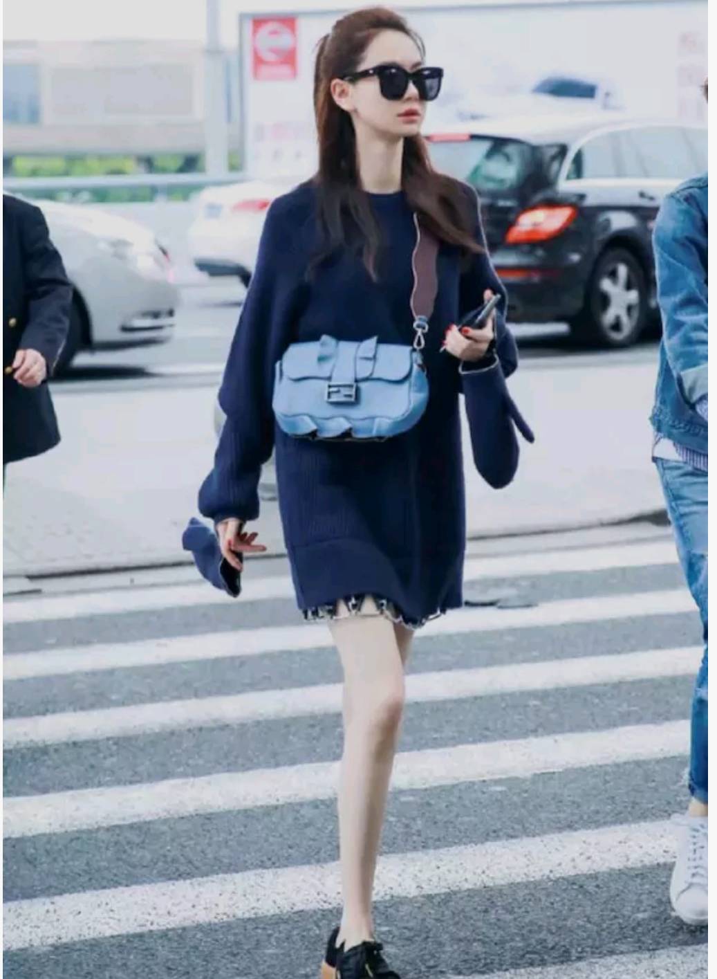 上衣大大大 裤子紧紧紧 杨幂用这招秀身材|杨幂