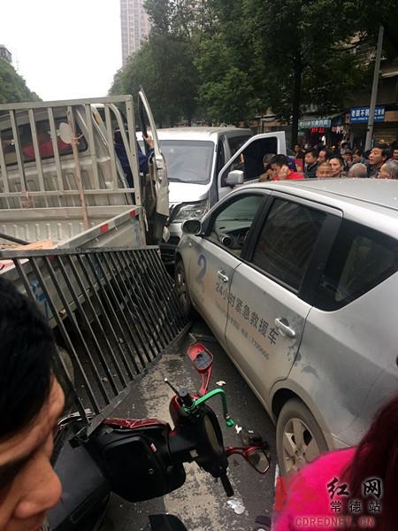 常德一农用车违规调头 引发四车追尾两人被困