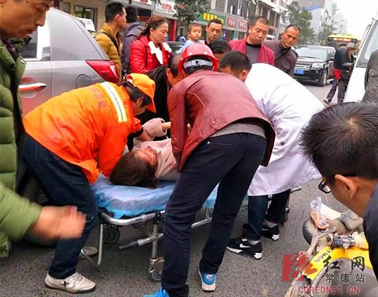 石门环卫女工车祸现场救人02网友赞其"最美环卫工"