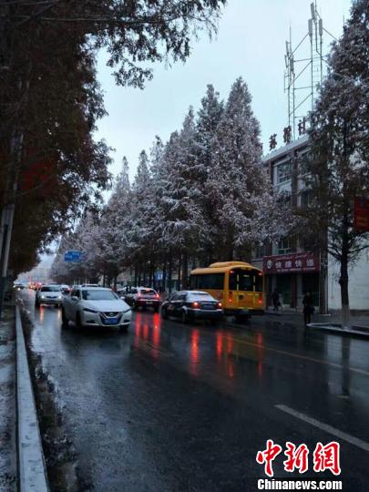 图为新疆南部阿克苏市迎来首场降雪。 吕娜 摄