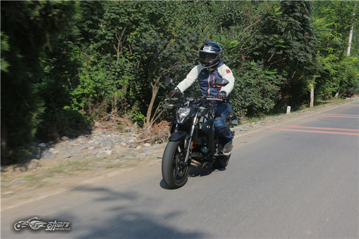 评测热门国产中量级街车春风400NK