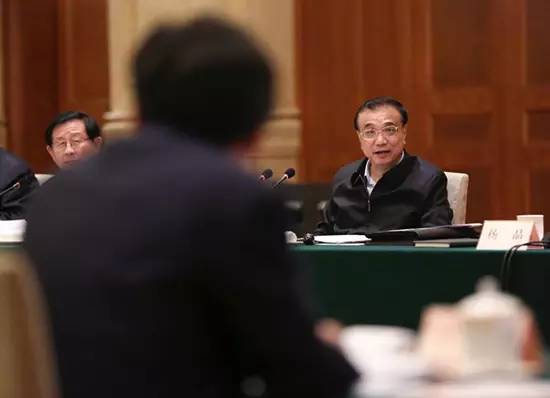 11月21日，李克强在上海主持召开深化简政放权放管结合优化服务改革座谈会。