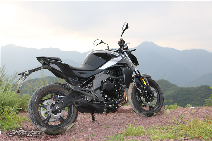 评测热门国产中量级街车春风400NK