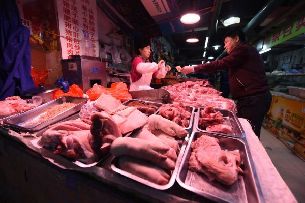  资料图：中国市民在农贸市场内购买猪肉。新华社记者 张楠 摄