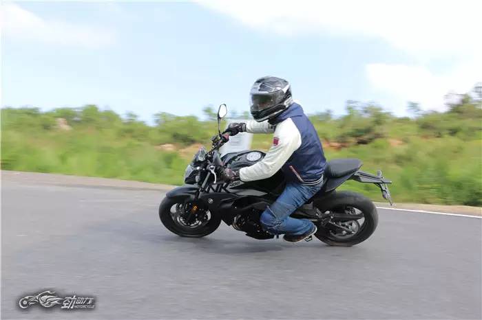 评测热门国产中量级街车春风400NK