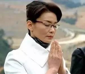 62岁潘虹早就皈依佛门，一个年代的刘晓庆却还在卖“少女萌”