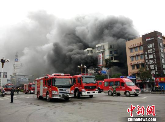 广西桂林一电脑城突发火灾致8人送医 灭火救援仍在继续