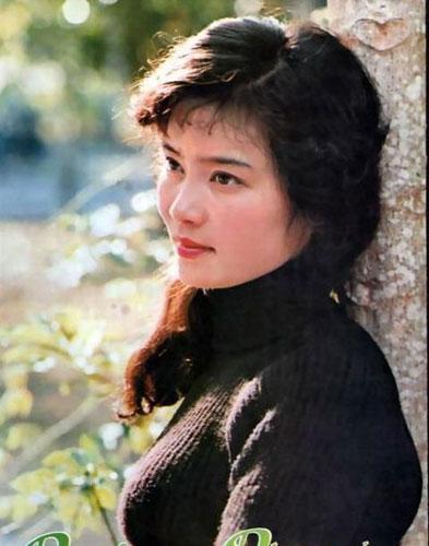 62岁潘虹早就皈依佛门，一个年代的刘晓庆却还在卖“少女萌”